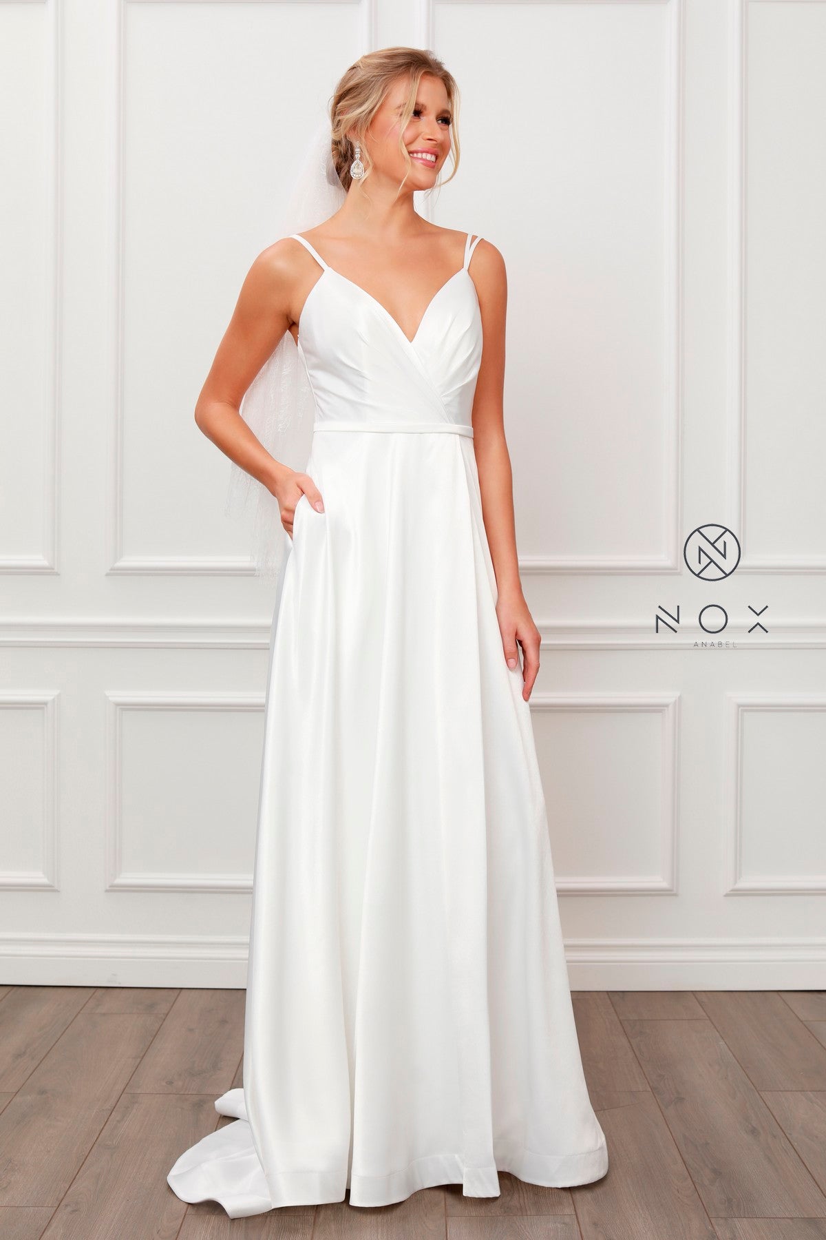Long Sleeveless Satin Dress By Nox Anabel -E484